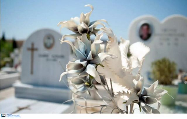 Θάνατος παιδιών στην Πάτρα: Μια λέξη με κεφαλαία γράμματα στον τάφο των αδικοχαμένων κοριτσιών