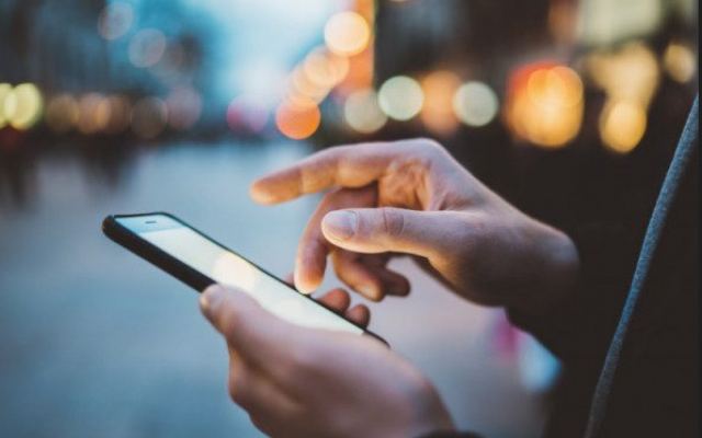 Reuters: Μετά το ρεύμα, έρχεται «δελτίο» και για τα κινητά - Ο κίνδυνος να «πέσουν» οι τηλεπικοινωνίες στην Ευρώπη