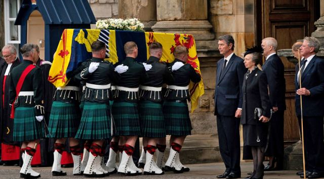 Βασίλισσα Ελισάβετ: Από τη Σκωτία ξεκινά το λαϊκό προσκύνημα - Σήμερα η πρώτη ομιλία από τον Κάρολο στη Βουλή