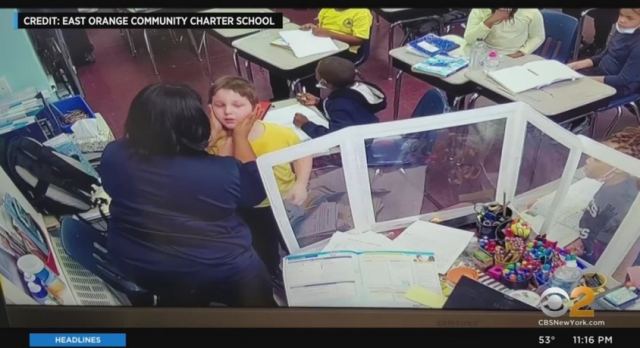 Δασκάλα έσωσε μαθητή της από πνιγμό μέσα στην τάξη - Δείτε βίντεο