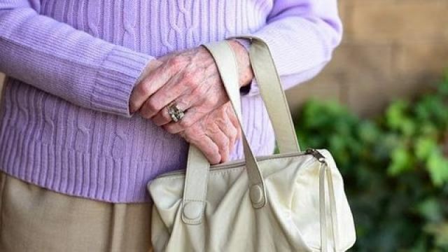 Λαμία: Ο ληστής επέστρεψε τα λεφτά, κρατώντας ένα μικρό ποσό για το παιδί του