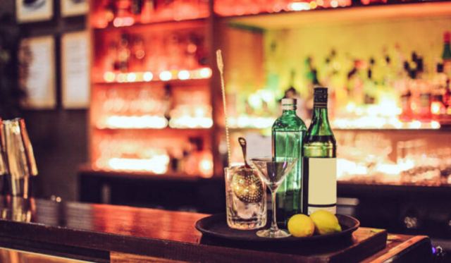 Τα έκανε… Γης Μαδιάμ σε μπαρ, επειδή του ζήτησαν πιστοποιητικό εμβολιασμού