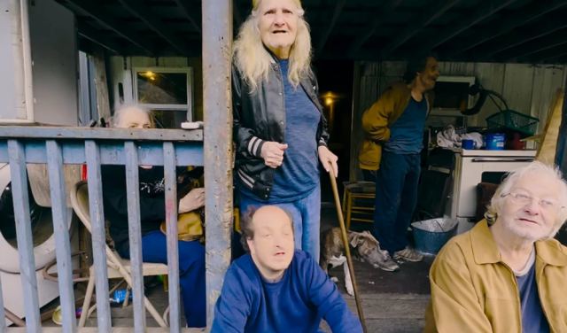 Η αιμομικτική οικογένεια που μιλάει με γρυλίσματα και γαβγίζει στους περαστικούς