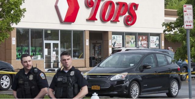 Μακελειό στο Μπάφαλο: Για ρατσιστικό έγκλημα κατηγορείται ο 18χρονος που σκότωσε 10 Αφροαμερικανούς σε σουπερμάρκετ