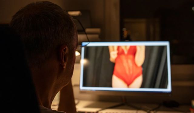 Εταιρεία σας πληρώνει με 20 δολάρια την ώρα για να βλέπετε πορνό