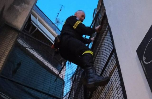 Λαμία: Οι πυροσβέστες έσωσαν τη γατούλα