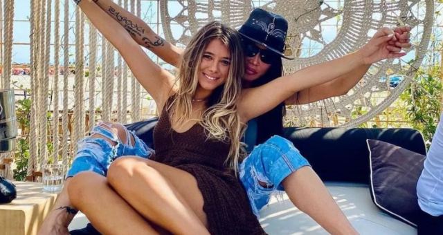 Πάολα: Χορεύει στη σκηνή της ΔΕΘ 2022 και η κόρη της... δεν χάνει κίνηση