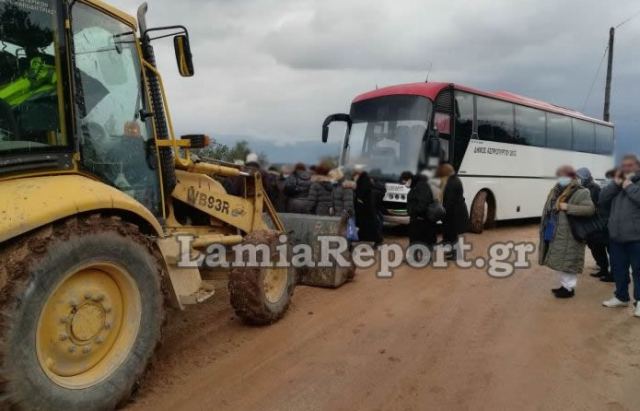 Εγκλωβίστηκε λεωφορείο που πήγε σε Μοναστήρι έξω από τη Λαμία - ΒΙΝΤΕΟ