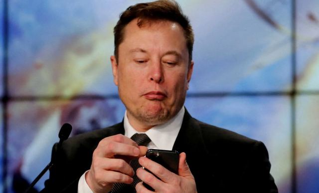 Ο Έλον Μασκ απειλεί να «σπάσει» την συμφωνία για την εξαγορά του twitter