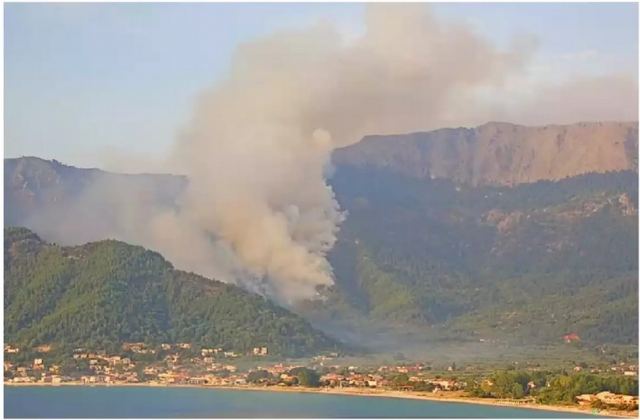 Φωτιά στη Θάσο: Μεγάλη η αναζωπύρωση – Στη μάχη τα εναέρια μέσα