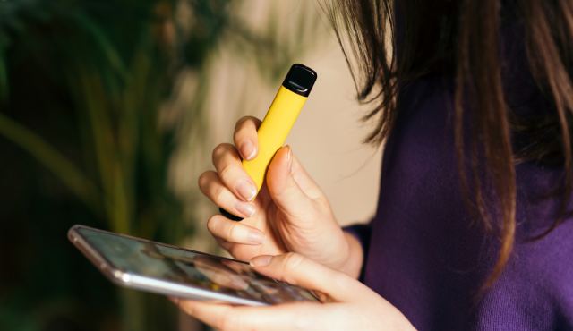 Η Βρετανία θα απαγορεύσει τα ηλεκτρονικά τσιγάρα μιας χρήσης