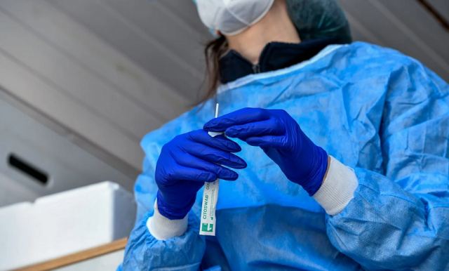 Κορωνοϊός: 8.015 κρούσματα σήμερα με 660 επαναλοιμώξεις - Στους 231 οι διασωληνωμένοι, 32 νέοι θάνατοι