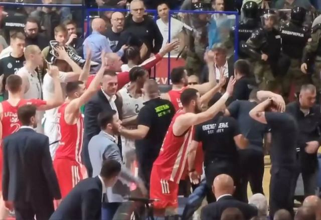 Ερυθρός Αστέρας – Παρτιζάν: Ρίψη αντικειμένων και ένταση παικτών με οπαδούς