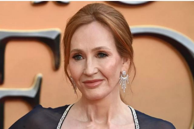 Σαλμάν Ρουσντί: Τώρα απειλούν και τη Τζ. Κ. Ρόουλινγκ – «Μην ανησυχείς, θα είσαι η επόμενη»