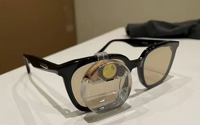 Εξυπνα γυαλιά προβάλουν ιδανικές απαντήσεις στις ερωτήσεις που δέχεσαι στο πρώτο ραντεβού (βίντεο)