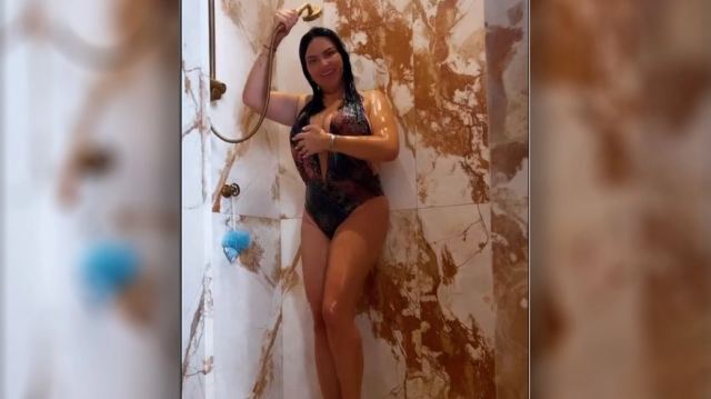 Η Δήμητρα Κατσαφάδου με μαγιό στο ντους δείχνει πόσα κιλά έχασε - Βίντεο