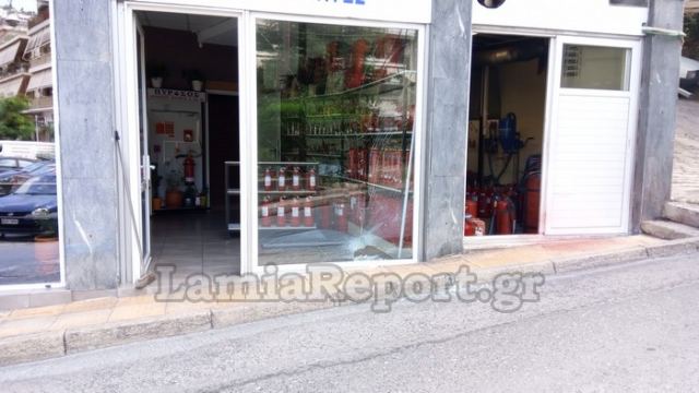 Λαμία: Είδαν το αυτοκίνητο να μπαίνει στο μαγαζί τους!
