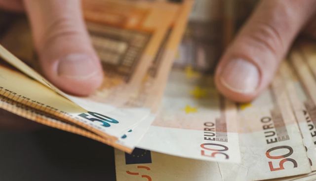 Πώς διαμορφώνεται ο κατώτατος μισθός μετά τις αυξήσεις: Τι ισχύει για τριετίες και επίδομα γάμου