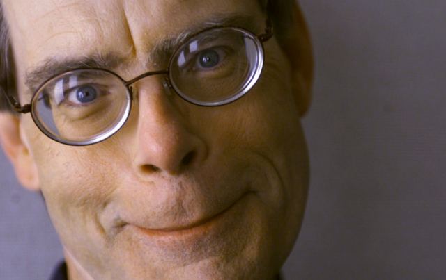 Εταιρεία σας πληρώνει 1.300$ για να δείτε 13 ταινίες του Στίβεν Κινγκ στο σκοτάδι