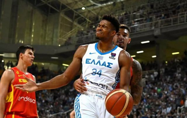 Ενοχλήσεις στο γόνατο ο Γιάννης Αντετοκούνμπο! Μένει εκτός του Ισπανία - Ελλάδα