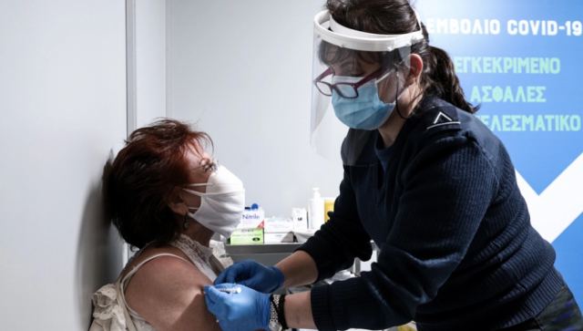 Κορωνοϊός: Σκέψεις να «ανοίξει» η τέταρτη δόση του εμβολίου για όλους κάτω των 60 ετών