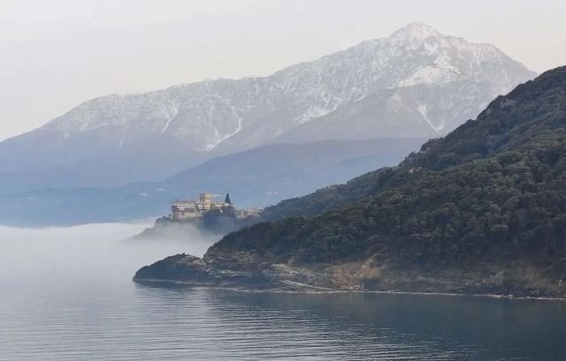 Περιπέτεια με το ελικόπτερο του Νίκου Δένδια: Δύο αποτυχημένες προσπάθειες προσγείωσης στο Άγιο Όρος