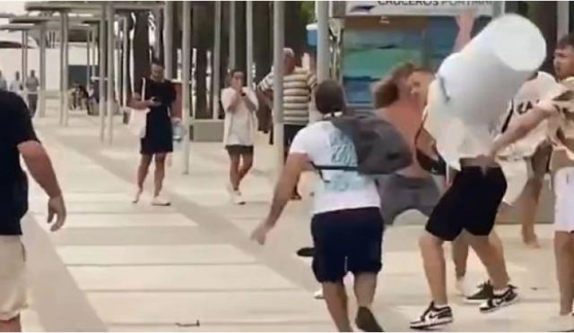 Το ξύλο της αρκούδας με Βρετανούς στην Ίμπιζα: «Έφυγαν» μπουνιές, κλωτσιές, κάδοι και δύο άτομα κατέληξαν στη θάλασσα