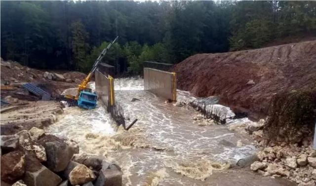 Καταρρακτώδεις βροχές άφησαν δύο νεκρούς στην Τουρκία - Ακόμη τέσσερις αγνοούνται (βίντεο)
