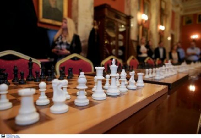 Ρεκόρ Γκίνες για το μεγαλύτερο πιόνι σκάκι διεκδικεί ένας «βασιλιάς» ύψους 6,25 μέτρων από τη Γαλλία