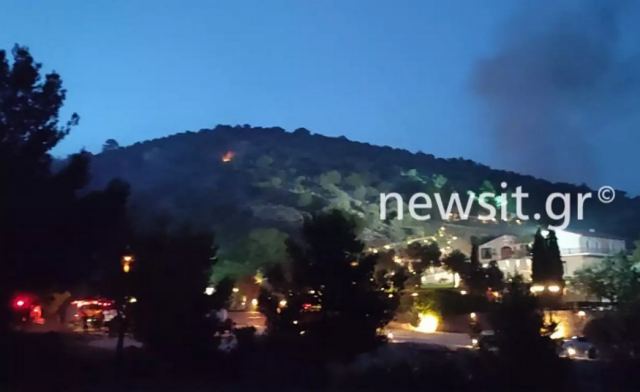 Νύχτα αγωνίας για τους κατοίκους των νοτίων προαστίων που απειλήθηκαν από τη μεγάλη φωτιά - Στο «πόδι» όλο το βράδυ η Πυροσβεστική