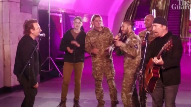 Οι U2 έδωσαν συναυλία συμπαράστασης στον ουκρανικό λαό στο μετρό του Κιέβου