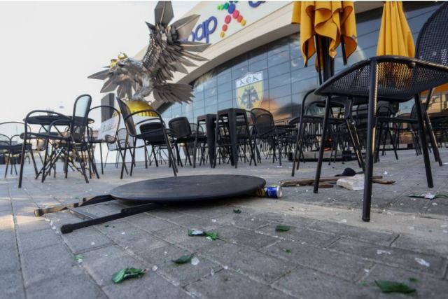 Με σοβαρά τραύματα άλλοι δύο οπαδοί, λέει η ΑΕΚ - Τον έναν τον χτυπούσαν οι Κροάτες με λοστό και τον έκαιγαν με καπνογόνο!