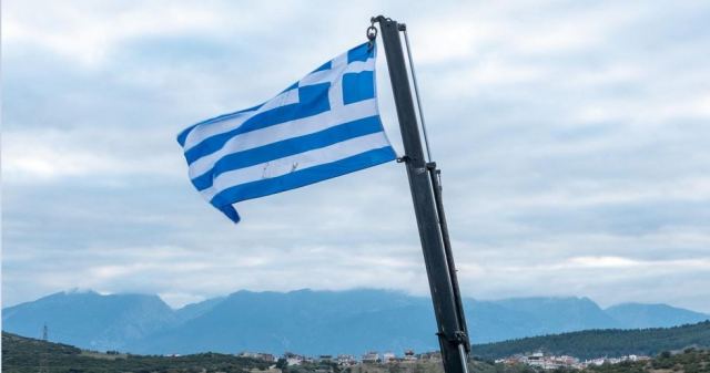 Λαμία: Η γαλανόλευκη κυματίζει στην κορυφή του γερανού (ΒΙΝΤΕΟ-ΦΩΤΟ)