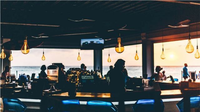 Δήμος Αλίμου: Κλείνει τη μουσική στα μαγαζιά στις 23:00 - «Δεν θα γίνουμε Γκάζι, Φαληράκι ή Λαγανάς» λέει ο δήμαρχος