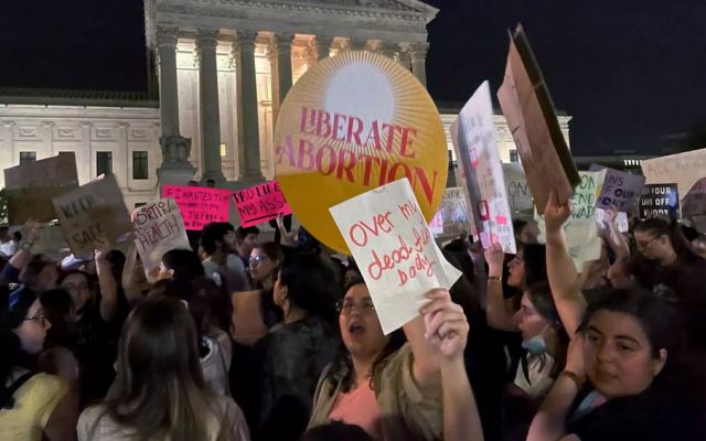 Το Ανώτατο Δικαστήριο των ΗΠΑ ακυρώνει την ιστορική απόφαση υπέρ των αμβλώσεων