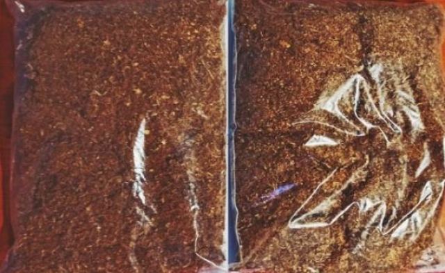 Μπήκαν στο σπίτι του και βρήκαν λαθραία τσιγάρα και καπνό