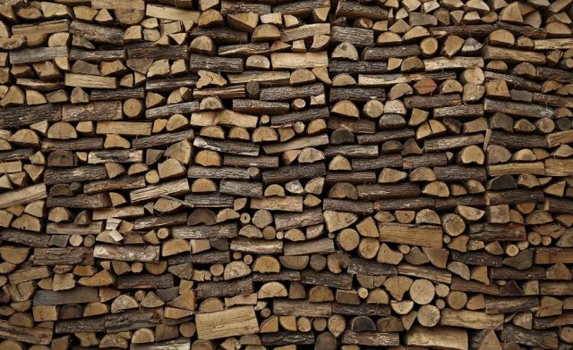 Πλαφόν σε καυσόξυλα και πέλλετ βάζει η κυβέρνηση - Αυστηρά πρόστιμα για τους παραβάτες