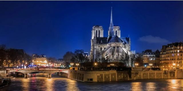 Παρίσι: Άστεγος βίασε Αμερικανίδα τουρίστρια σε δημόσια τουαλέτα, ενώ ο σύντροφός της την περίμενε απ' έξω