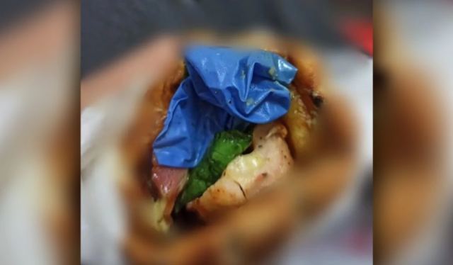 Παρήγγειλε πίτα καλαμάκι και είχε μέσα ένα… πλαστικό γάντι