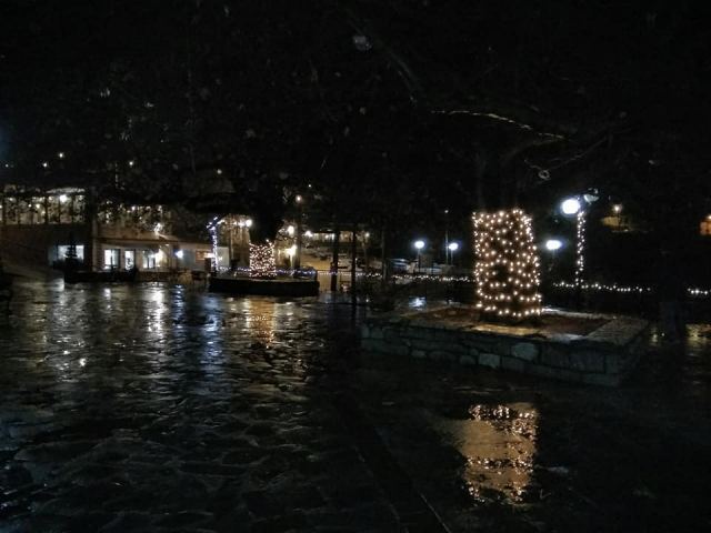 Η χειμωνιάτικη στολισμένη Παύλιανη