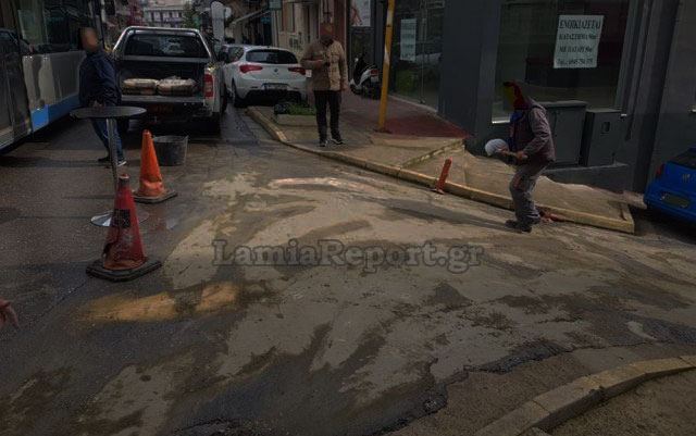 Λαμία: Γέμισαν οι δρόμοι στο κέντρο της πόλης από πετρέλαιο και λάδια!