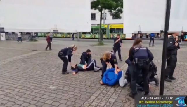 Παλεύει για τη ζωή του ο αστυνομικός που δέχτηκε μαχαιριά στο λαιμό από τον δράστη στο Μάνχαϊμ