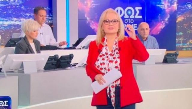 Η Νικολούλη έβαλε ξανά το κόκκινο σακάκι: «Φιλάκια διπλά» (vid)