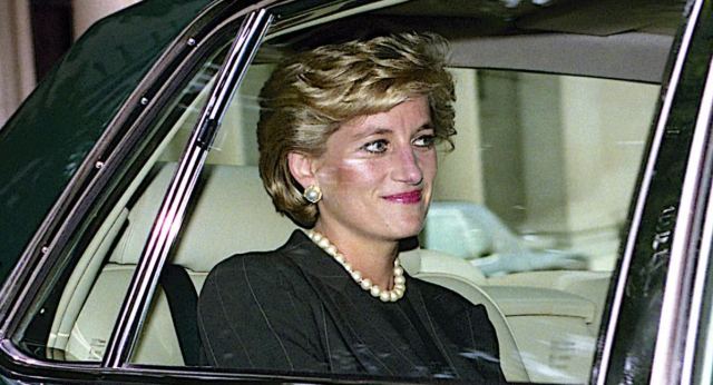 Πριγκίπισσα Νταϊάνα: Γαλλίδα αστυνομικός βρήκε στον δρόμο τα μαργαριτάρια της, μετά το τροχαίο