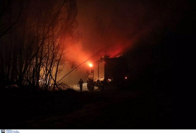 Φωτιά στον Ασπρόπυργο σε επιχείρηση με πλαστικά - Ισχυρή κινητοποίηση της πυροσβεστικής