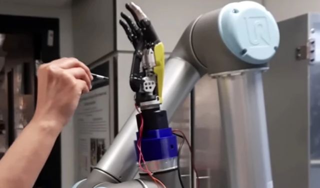 Απίστευτο επίτευγμα: Έφτιαξαν ηλεκτρονικό δέρμα που νιώθει πόνο