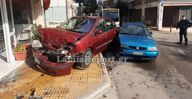 Λαμία: Τροχαίο σε διασταύρωση στο κέντρο της πόλης - ΦΩΤΟ