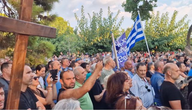 Θεσσαλονίκη: Με προσευχές και σταυρούς διαμαρτύρονται οι «αρνητές» των νέων ταυτοτήτων - Δείτε βίντεο και φωτογραφίες