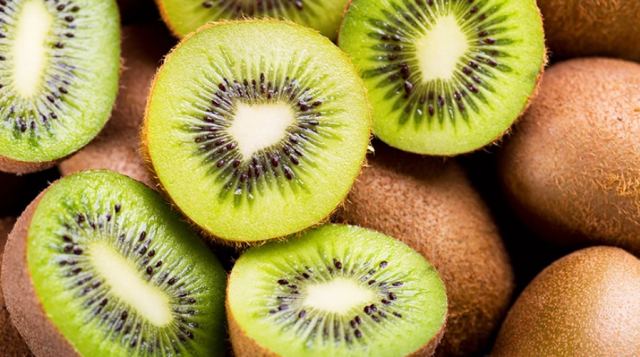 Γιατί οι ειδικοί συστήνουν να τρώτε ακτινίδια μετά τις διακοπές