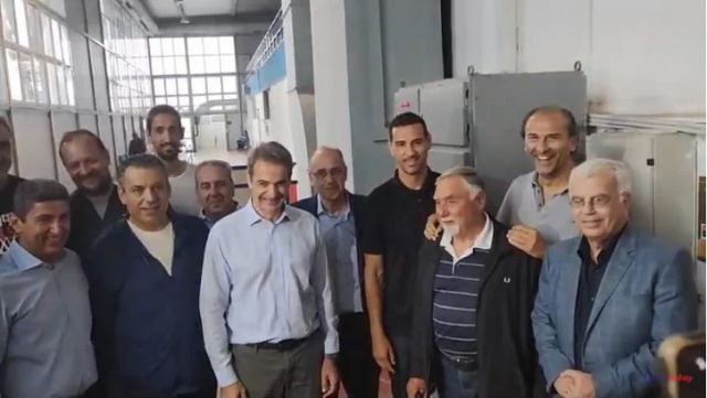 Στη Θεσσαλονίκη ο Κυριάκος Μητσοτάκης: Η φανέλα με το Νο 7, η νέα Τούμπα και το «ζηλεύω» σε κολυμβήτριες